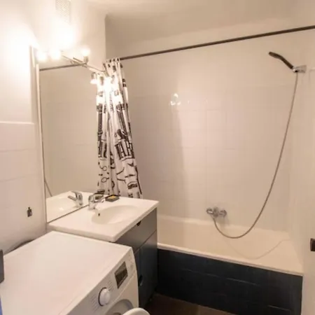 아파트 Beautiful 34m With Terrace In Saint-raphael